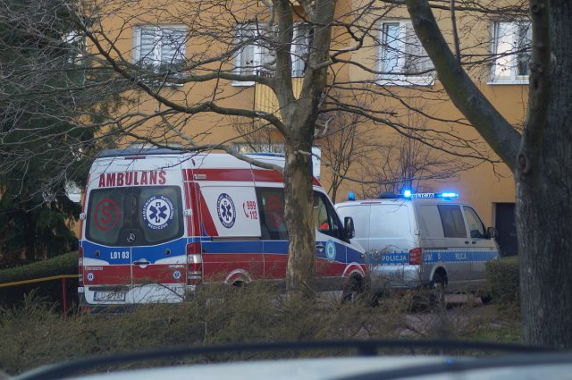 Tragiczna śmierć na Czechowie. Mężczyzna wypadł z okna wieżowca (zdjęcia)