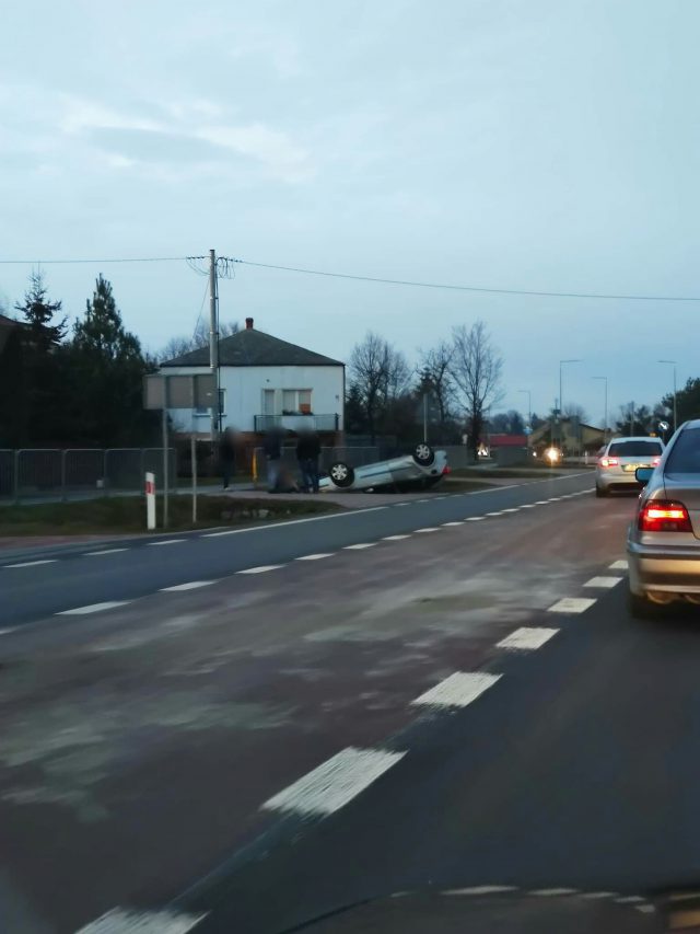 Dachowanie renaulta na trasie Lublin – Biłgoraj. Jedna osoba trafiła do szpitala (wideo, zdjęcia)