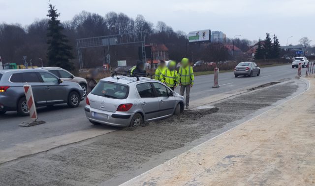 „Zaparkowała” w świeżo wylanym betonie (zdjęcia)