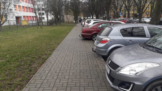 Sygnały od Czytelników. Kierowco pomyśl podczas parkowania (zdjęcia)