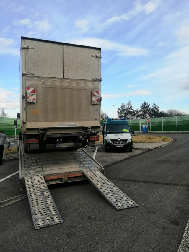 Niecodzienny wynik kontroli ITD. Za ciężki pojazd dostawczy i kierowca lawety bez uprawnień (zdjęcia)