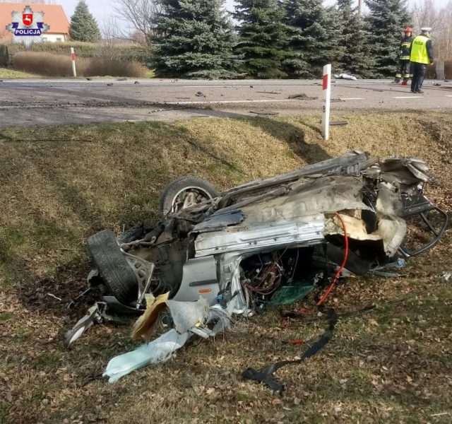Tragiczny wypadek podczas wyprzedzania, dwie osoby nie żyją. BMW po zderzeniu z fordem przełamało się na dwie części (zdjęcia)