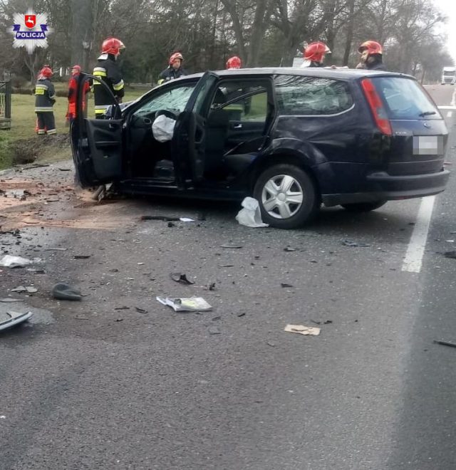 Tragiczny wypadek podczas wyprzedzania, dwie osoby nie żyją. BMW po zderzeniu z fordem przełamało się na dwie części (zdjęcia)