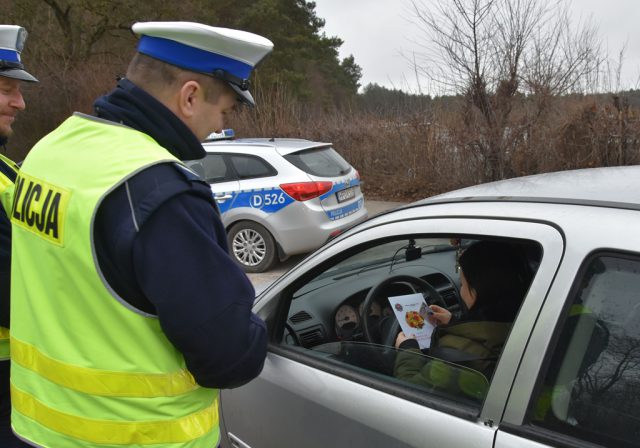 Z okazji Dnia Kobiet policjanci wręczają paniom „Laurki za bezpieczną jazdę”, słodkie upominki i odblaski (zdjęcia)