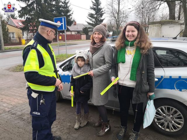 Z okazji Dnia Kobiet policjanci wręczają paniom „Laurki za bezpieczną jazdę”, słodkie upominki i odblaski (zdjęcia)