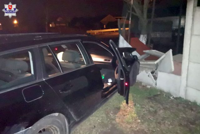 Pijany kierowca BMW zakończył jazdę na płocie. Miał ponad 3 promile, ma zakaz prowadzenia pojazdów (zdjęcia)