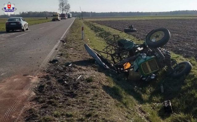 Zderzenie audi z ciągnikiem rolniczym. Trzy osoby trafiły do szpitala (zdjęcia)