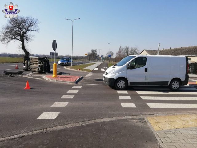 Zderzenie dwóch pojazdów zakończone przewrócenie się jednego na bok (zdjęcia)