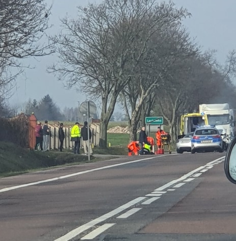 Po wypadku na drodze krajowej nr 12 częściowo zablokowana trasa Piaski – Chełm (zdjęcia)