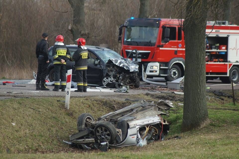 Tragiczny wypadek podczas wyprzedzania, dwie osoby nie