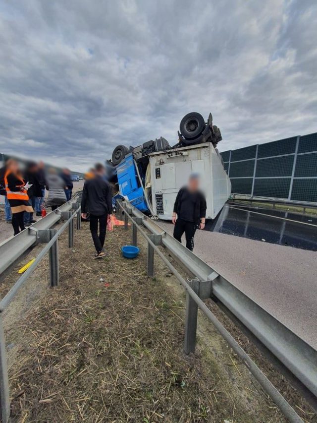 Zablokowana droga S12/S17 Lublin – Piaski po dachowaniu ciężarówki. W akcji śmigłowiec LPR (zdjęcia)
