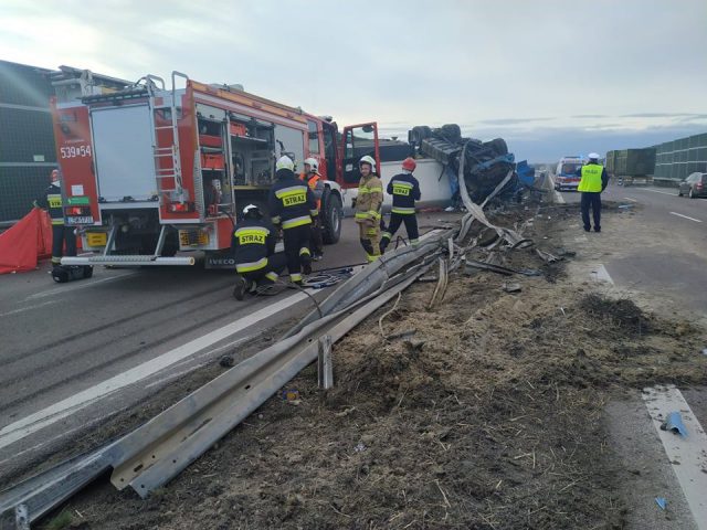 Zablokowana droga S12/S17 Lublin – Piaski po dachowaniu ciężarówki. W akcji śmigłowiec LPR (zdjęcia)