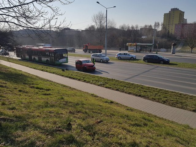 Zderzenie czterech pojazdów, w tym autobusu, na ul. Jana Pawła II (zdjęcia)