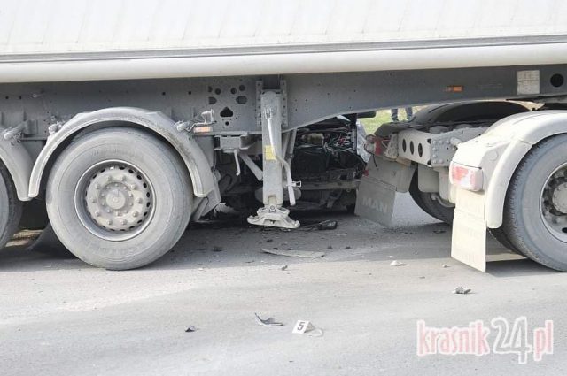 Zderzenie audi z ciężarówką w Kraśniku. Jedno ze skrzyżowań zablokowane (zdjęcia)