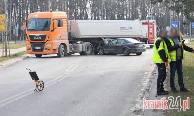 Zderzenie audi z ciężarówką w Kraśniku. Jedno ze skrzyżowań zablokowane (zdjęcia)