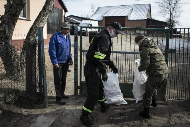 Żołnierze OT i strażacy wspierają mieszkańców powiatu kraśnickiego (zdjęcia)