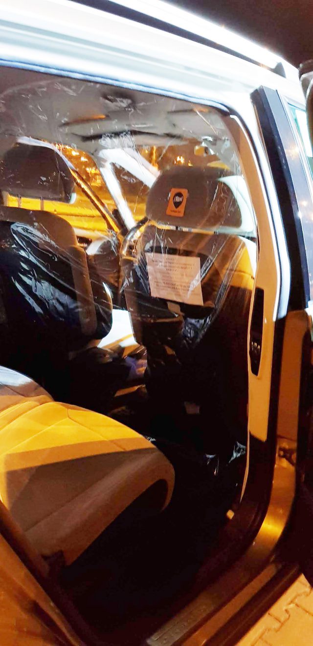 Jedna z korporacji taksówkarskich wprowadza w pojazdach przegrody ochronne (zdjęcia)