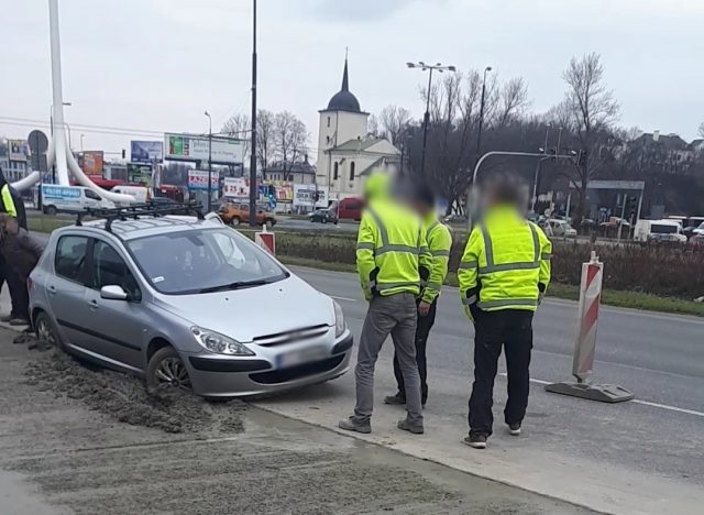 „Zaparkowała” w świeżo wylanym betonie (zdjęcia)