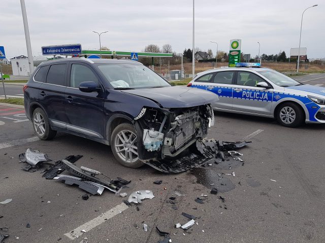 Wjechała na skrzyżowanie, zderzyła się z volkswagenem (zdjęcia)