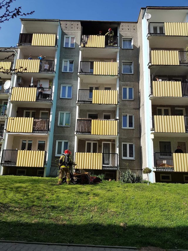 Na balkonie bloku pojawiły się płomienie. Okazało się, że pali się sofa (zdjęcia)