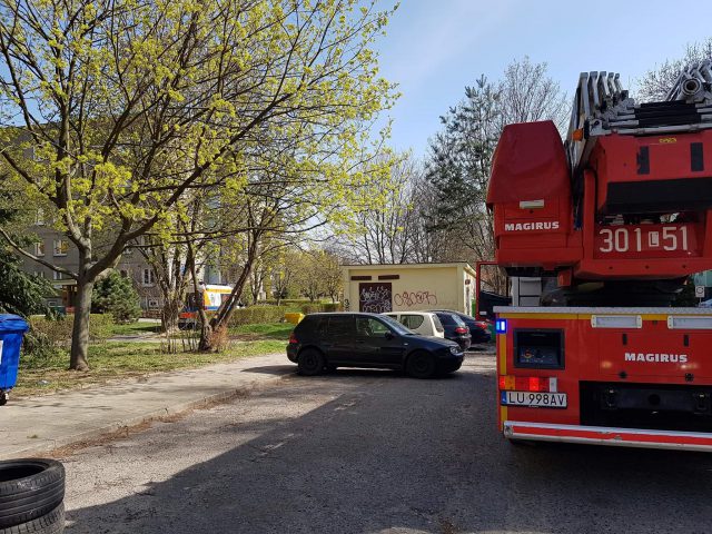 Na balkonie bloku pojawiły się płomienie. Okazało się, że pali się sofa (zdjęcia)