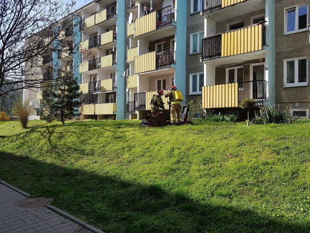 Na balkonie bloku pojawiły się płomienie. Okazało się, że pali się sofa (zdjęcia)