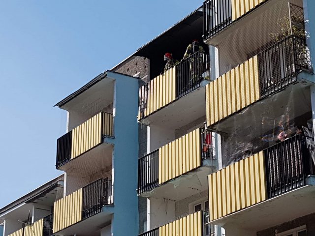 Na balkonie bloku pojawiły się płomienie. Okazało się, że pali się sofa (zdjęcia)