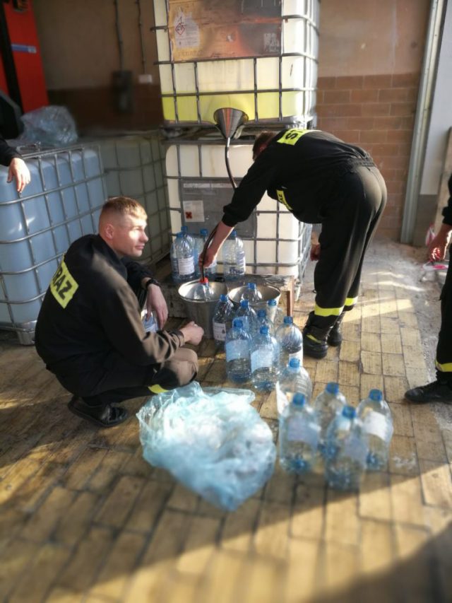 Lubelscy strażacy sami wyprodukowali płyn do dezynfekcji (zdjęcia)