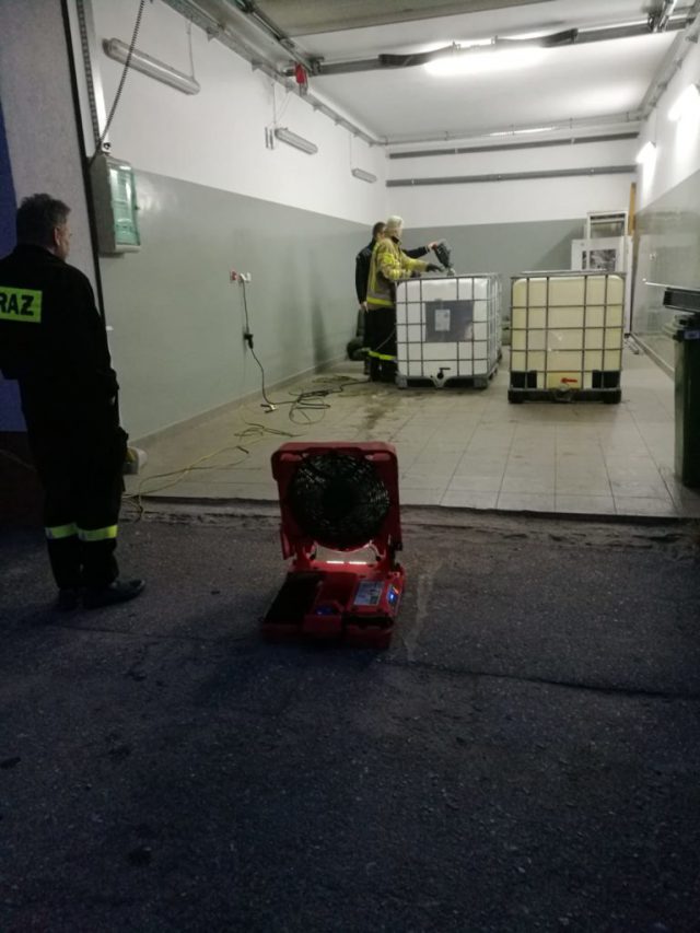 Lubelscy strażacy sami wyprodukowali płyn do dezynfekcji (zdjęcia)