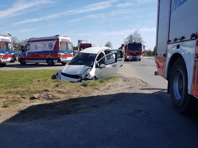 Wjechała w oczekującego na możliwość skrętu forda i wpadła do rowu. Wszystko nagrała kamera (zdjęcia, wideo)