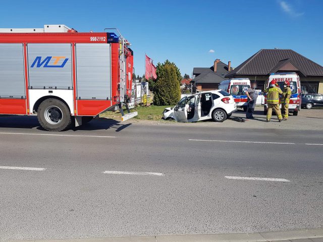 Wjechała w oczekującego na możliwość skrętu forda i wpadła do rowu. Wszystko nagrała kamera (zdjęcia, wideo)