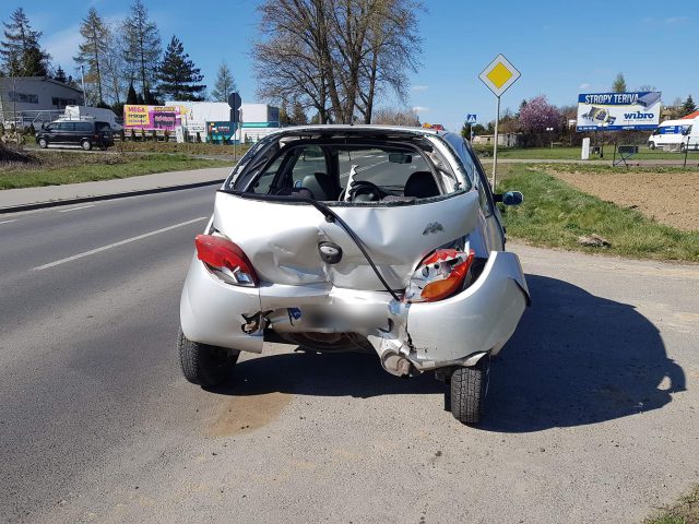 Wjechała w oczekującego na możliwość skrętu forda i wpadła do rowu. Wszystko nagrała kamera (zdjęcia, wideo)