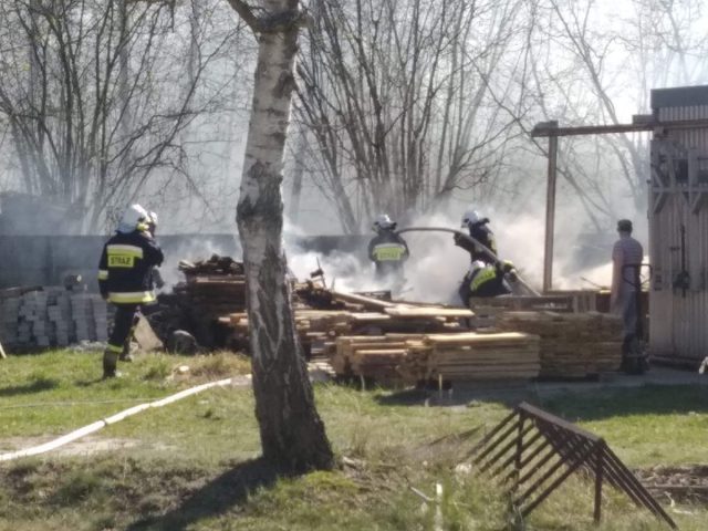 Pożar w zakładzie produkcji drzewnej. Interweniowało kilka zastępów straży pożarnej (zdjęcia)