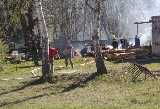 Pożar w zakładzie produkcji drzewnej. Interweniowało kilka zastępów straży pożarnej (zdjęcia)