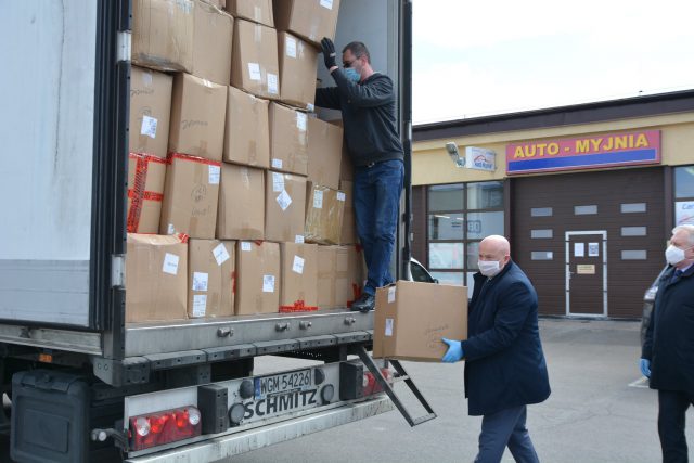 Kolejne maseczki Chin docierają do Lublina. Trwa oczekiwanie na czepki, gogle i przyłbice dla szpitali (zdjęcia)