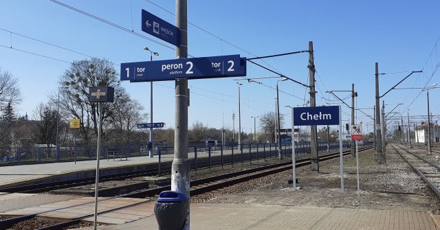 Na stacjach i przystankach kolejowych montują nowe gabloty informacyjne i przeszklone wiaty (zdjęcia)