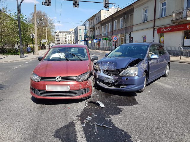 Zderzenie hondy z volkswagenem w centrum Lublina. Jeden z kierowców nie spojrzał na znaki (zdjęcia)