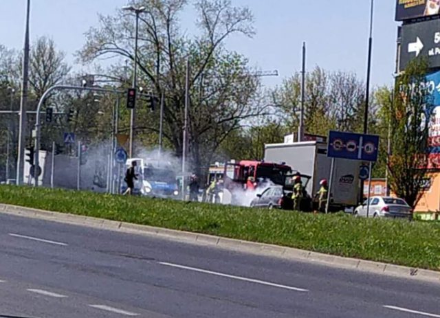Mercedes zapalił się w trakcie jazdy (zdjęcia)