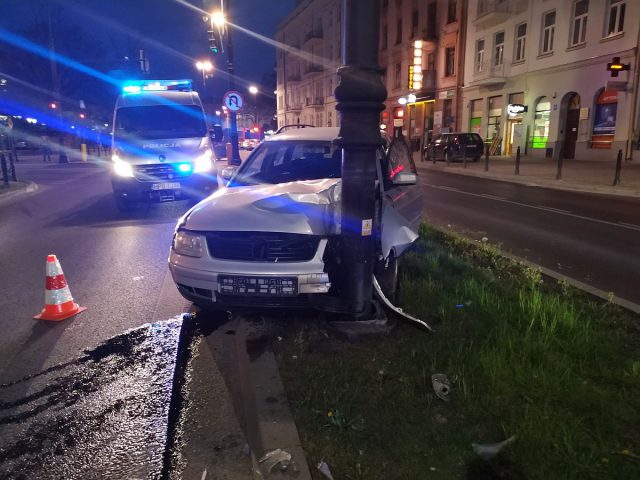 W centrum miasta uderzyli w słup latarni i uciekli pieszo. „Ledwo co stali na nogach” (zdjęcia)