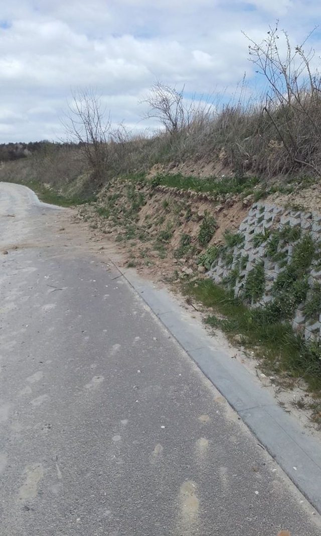 Złodzieje ukradli płyty betonowe z wyremontowanej niedawno drogi. „Niedługo zaczną kraść asfalt” (zdjęcia)