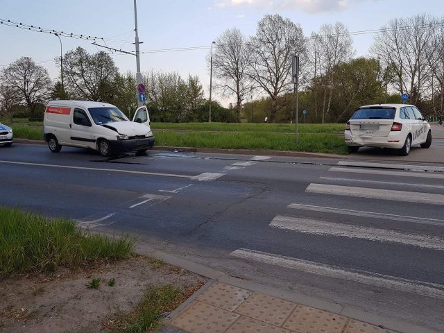 Jeden zatrzymał się przed przejściem, drugi nie zdążył. Peugeot zderzył się ze skodą (zdjęcia)