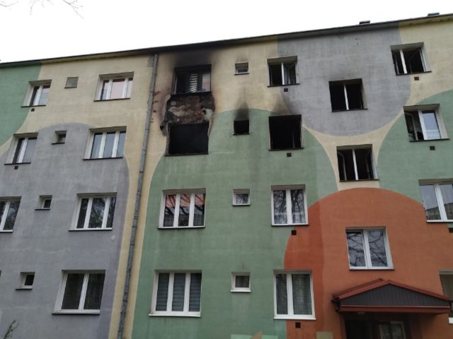 Mieszkanie stanęło w płomieniach, cztery osoby ranne, jedna walczy o życie. Strażacy reanimowali też psa (wideo, zdjęcia)
