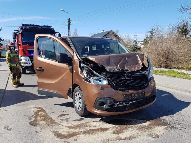 Wjechał w oczekujący do skrętu pojazd dostawczy. Jedna osoba trafiła do szpitala (zdjęcia)