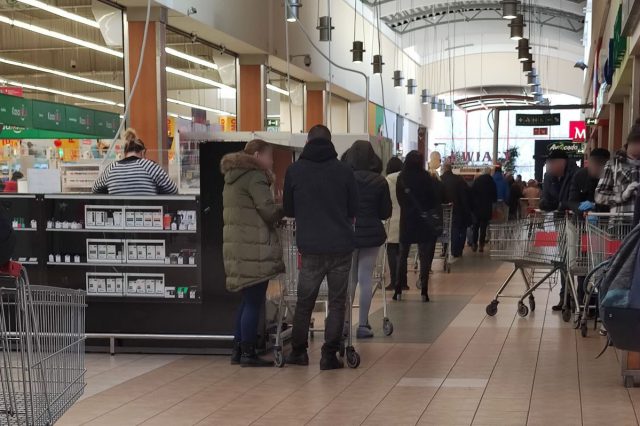 Nowe przepisy dotyczące liczby osób w sklepach. Przed marketami ustawiły się kolejki (zdjęcia)