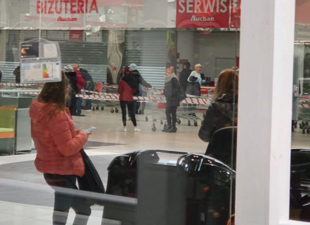Nowe przepisy dotyczące liczby osób w sklepach. Przed marketami ustawiły się kolejki (zdjęcia)