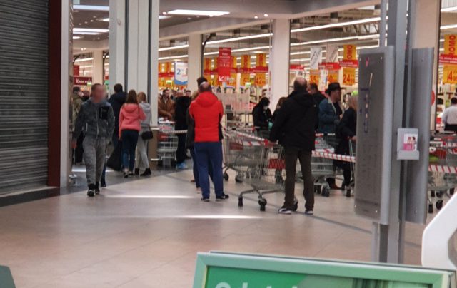 Nowe przepisy dotyczące liczby osób w sklepach. Przed marketami ustawiły się kolejki (zdjęcia)