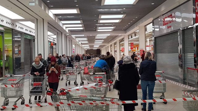 Nowe przepisy dotyczące liczby osób w sklepach. Przed marketami ustawiły się kolejki (zdjęcia)