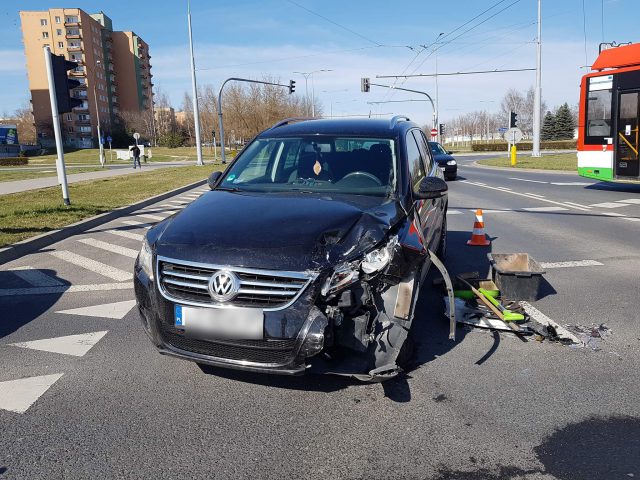 Zatrzymał się, aby przepuścić jadącą na sygnale karetkę. Wjechał w niego kierowca volkswagena (zdjęcia)