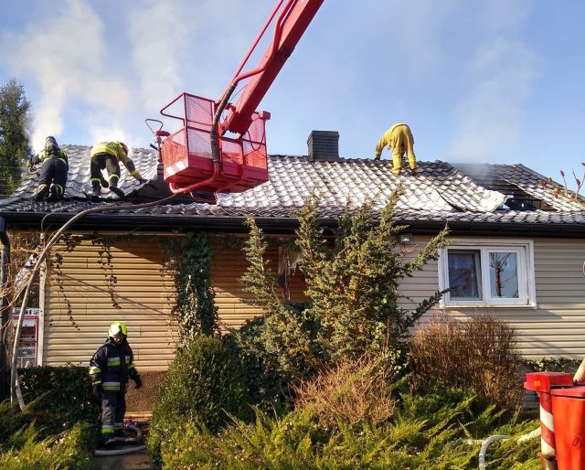 W niedzielny poranek dom stanął w płomieniach. Z ogniem walczyło siedem zastępów straży pożarnej (zdjęcia)
