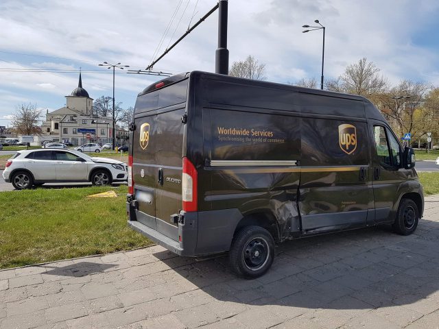 Zderzenie mercedesa z dostawczym fiatem na rondzie w Lublinie (zdjęcia)